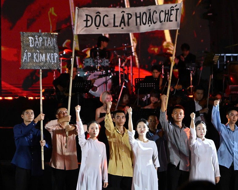 Chương trình tái hiện mốc son lịch sử của Hà Nội từ mùa thu năm 1945. Ảnh: Viết Thành