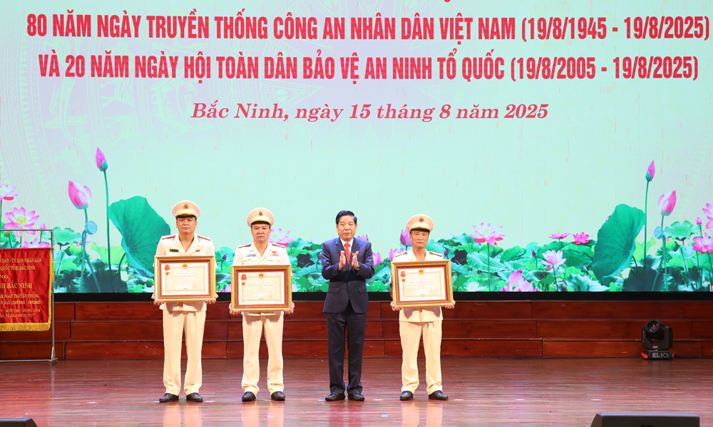 Thừa ủy quyền của Chủ tịch nước, đồng chí Nguyễn Văn Gấu trao Huân chương Chiến công hạng Ba cho các tập thể, cá nhân.