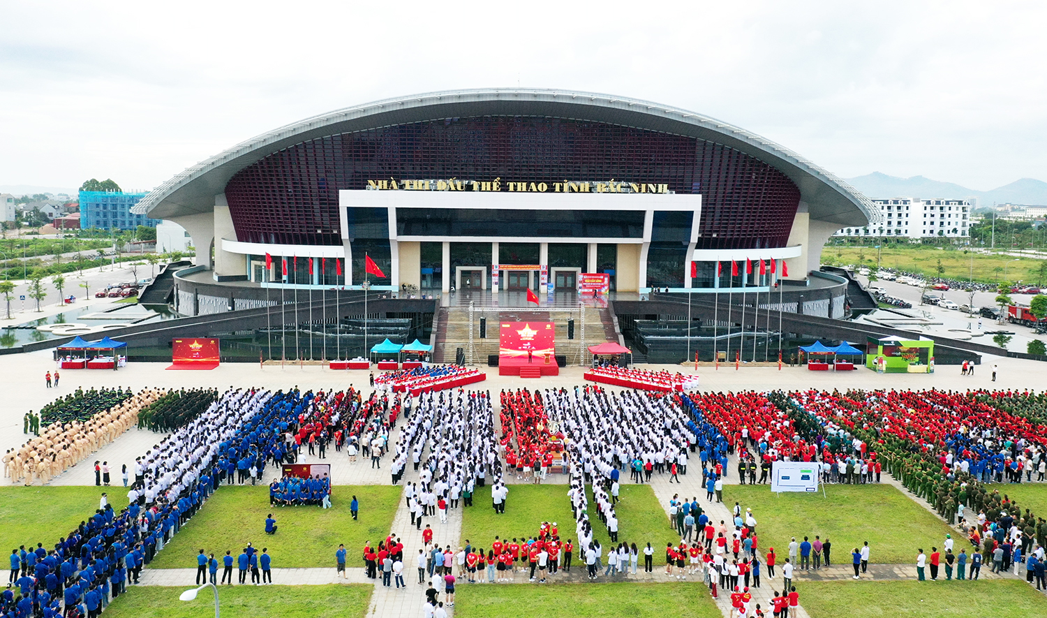 Tại điểm cầu Nhà thi đấu thể thao tỉnh có hơn 5.000 người tham gia Chương trình