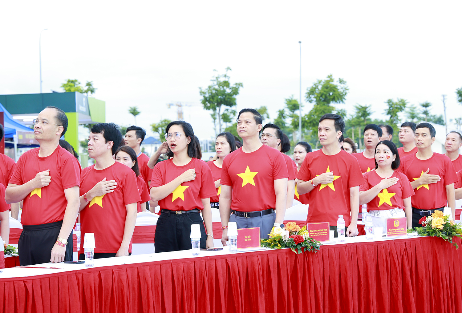 Các đại biểu thực hiện nghi lễ chào cờ.