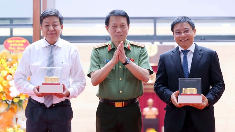 Đại tướng Lương Tam Quang tặng quà các đơn vị có nhiều phối hợp, hỗ trợ Bộ Công an trong triển khai đầu tư, xây dựng