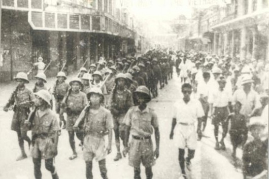 Lực lượng vũ trang bảo vệ quần chúng Tổng khởi nghĩa Tháng Tám năm 1945 tại Hà Nội. Ảnh tư liệu. Lực lượng vũ trang bảo vệ quần chúng Tổng khởi nghĩa Tháng Tám năm 1945 tại Hà Nội. Ảnh tư liệu.