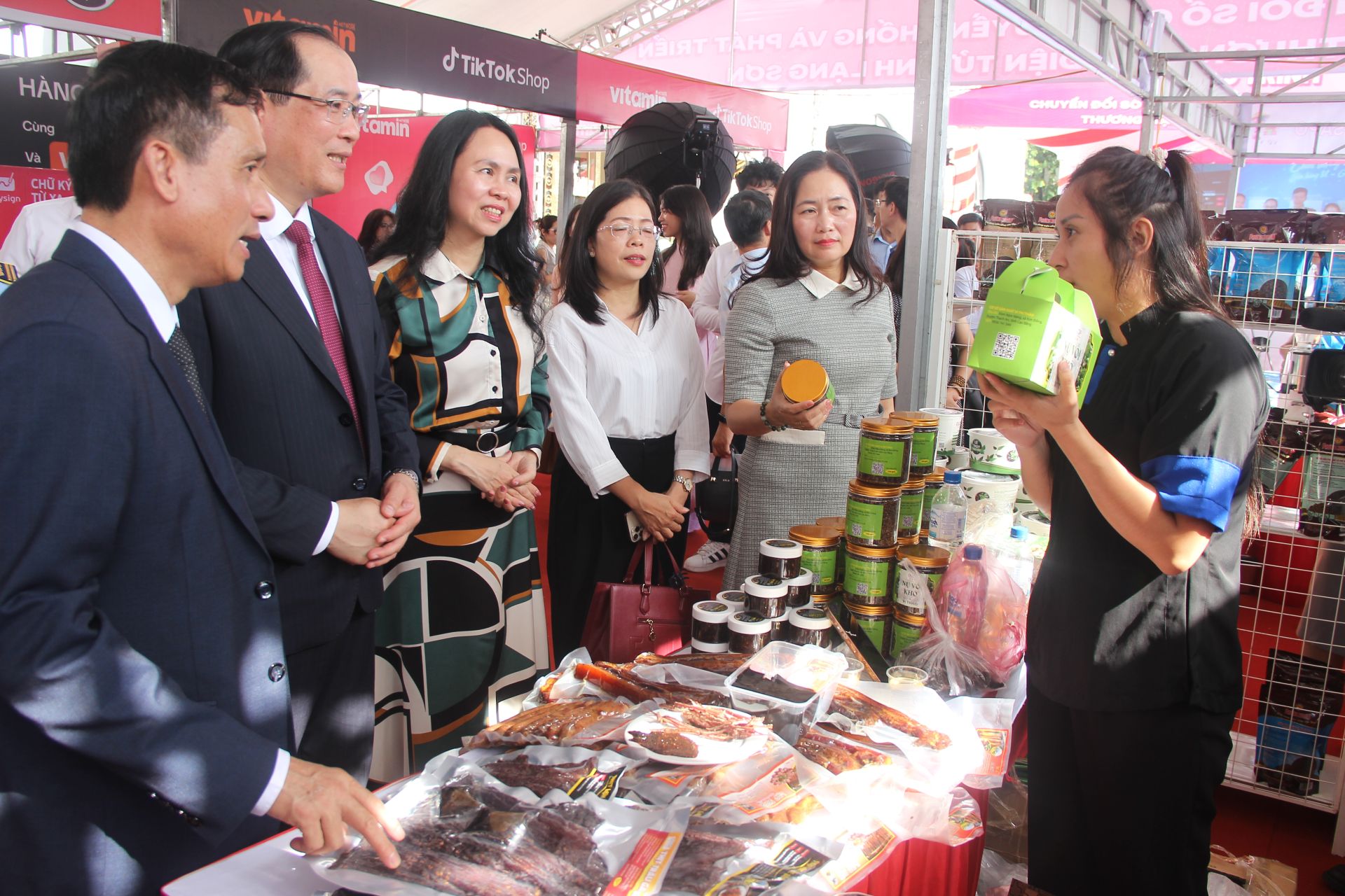 Các đại biểu tham quan các gian hang trưng bày tại chương trình