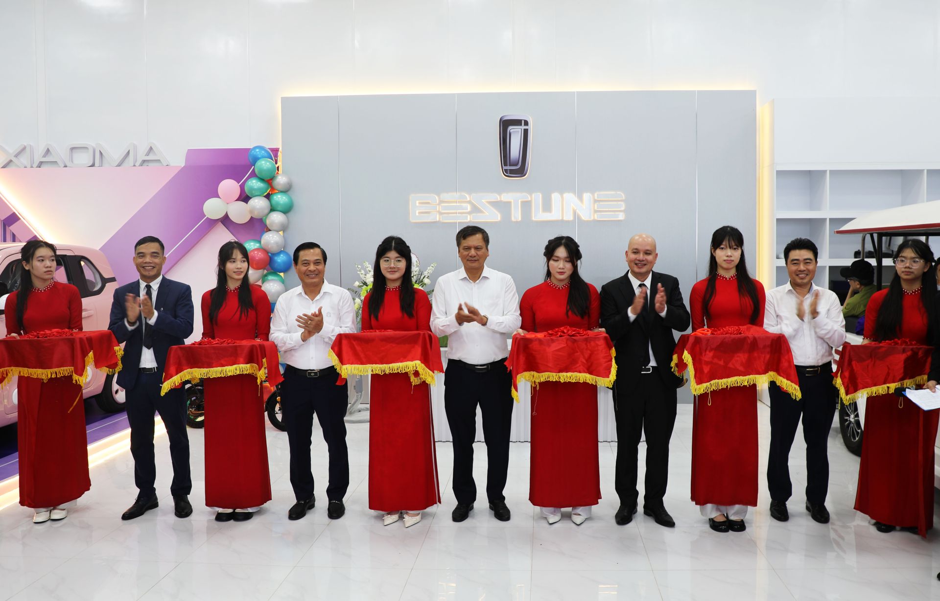 Các đại biểu cắt băng khai trương Showroom ô tô điện Besrune Bắc Ninh Các đại biểu cắt băng khai trương Showroom ô tô điện Besrune Bắc Ninh