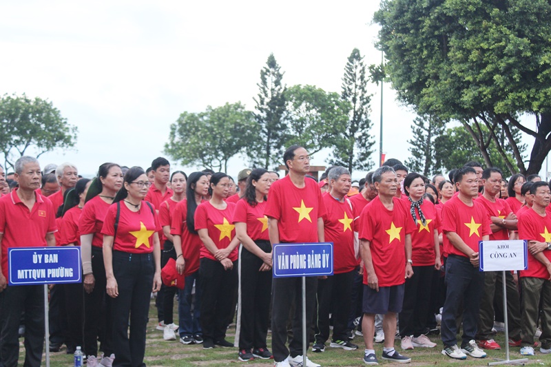 Ông Nguyễn Tấn Bản cùng cán bộ, chiến sĩ và nhân dân hòa cùng không khí lễ khai mạc tại đầu cầu Hà Nội qua màn hình