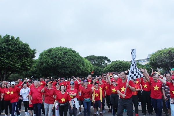 Bí thư Đảng ủy phường Vũng Tàu phất cờ xuất phát đi bộ leo núi Hải Đăng