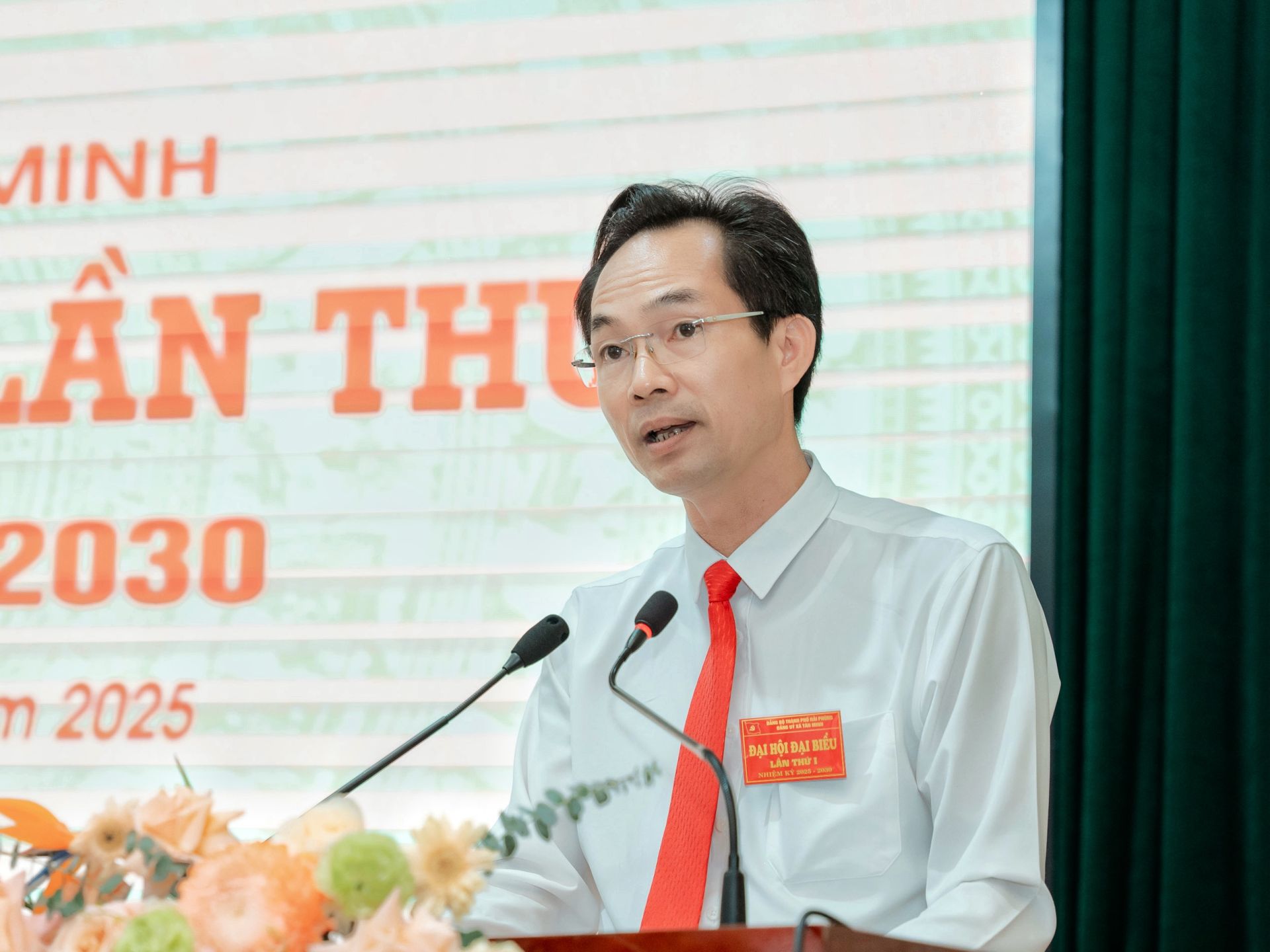 Đồng chí Đinh Văn Nhanh, Phó Bí thư Đảng ủy - Chủ tịch UBND xã Tân Minh phát biểu tại Đại hội. Đồng chí Đinh Văn Nhanh, Phó Bí thư Đảng ủy - Chủ tịch UBND xã Tân Minh phát biểu tại Đại hội.