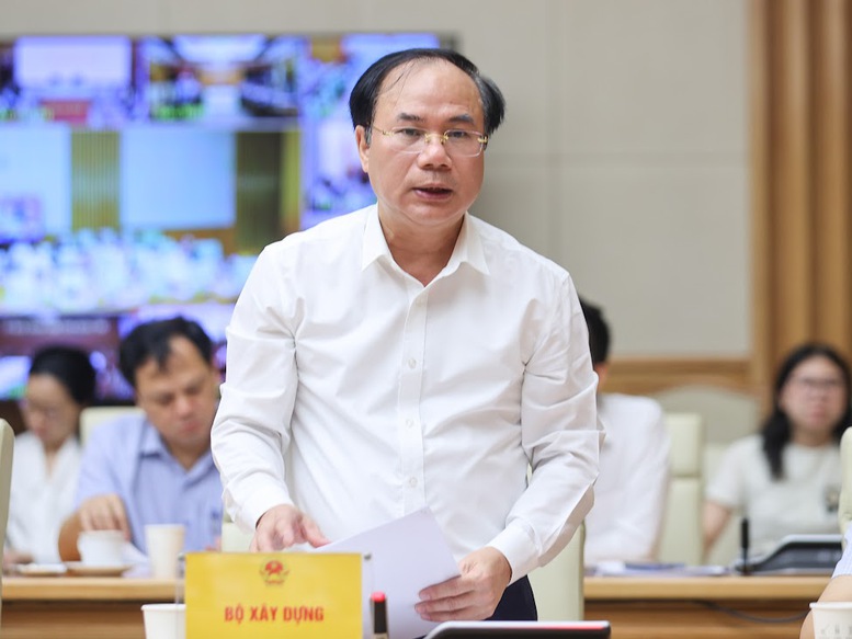 Thứ trưởng Bộ Xây dựng Nguyễn Văn Sinh trình bày Báo cáo sơ kết việc thực hiện chỉ tiêu phát triển nhà ở xã hội 07 tháng đầu năm 2025 và kế hoạch triển khai 05 tháng cuối năm 2025 - Ảnh: VGP/Nhật Bắc