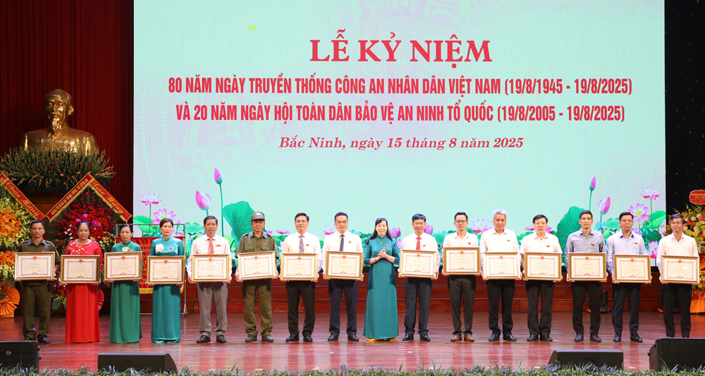 Đồng chí Nguyễn Thị Hà, Chủ tịch Ủy ban MTTQ tỉnh trao Bằng khen của Chủ tịch UBND tỉnh cho các tập thể có nhiều thành tích xuất sắc.