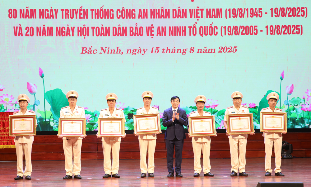 Đồng chí Nguyễn Đình Lợi, Trưởng Ban Tuyên giáo và Dân vận Tỉnh ủy trao Bằng khen của Thủ tướng Chính phủ cho các tập thể, cá nhân.