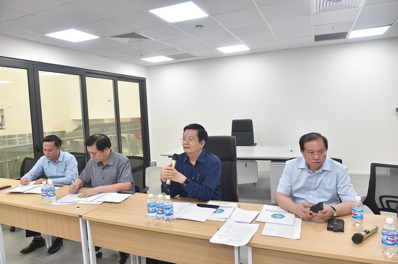 Phó Thủ tướng chủ trì cuộc họp sau khi kiểm tra tiến độ các gian hàng - Ảnh: VGP/Giang Thanh