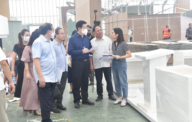 Tổ công tác kiểm tra, chấm điểm sơ bộ thi công các gian hàng Triển lãm thành tựu 80 năm Quốc khánh