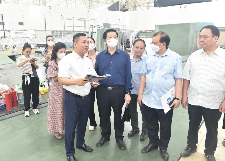 Tổng Giám đốc Cổng TTĐT Chính phủ Nguyễn Hồng Sâm báo cáo Phó Thủ tướng về gian hàng thi công của Văn phòng Chính phủ tại Triển lãm - Ảnh: VGP/Giang Thanh