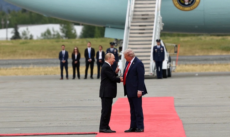 Tổng thống Mỹ Trump gặp Tổng thống Nga Putin tại Alaska. Ảnh: Reuters.