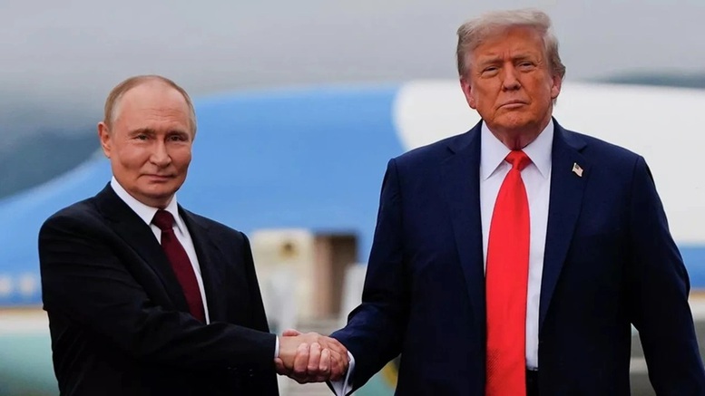 Hai vị Tổng thống bắt tay nhau. Ảnh: AP/Julia Demaree Nikhinson