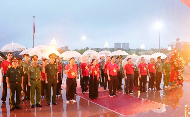 Trước khi tham dự chương trình, lãnh đạo tỉnh Nghệ An đã tổ chức lễ dâng hoa tưởng niệm Chủ tịch Hồ Chí Minh trước Tượng đài Bác Hồ tại Quảng trường mang tên Người Trước khi tham dự chương trình, lãnh đạo tỉnh Nghệ An đã tổ chức lễ dâng hoa tưởng niệm Chủ tịch Hồ Chí Minh trước Tượng đài Bác Hồ tại Quảng trường mang tên Người