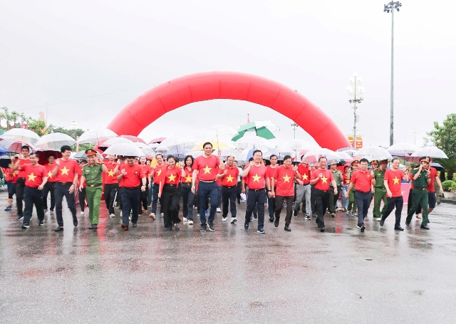 lãnh đạo tỉnh cùng toàn thể cán bộ, các tầng lớp nhân dân đã đi bộ trên trục đường Trường Thi để hưởng ứng thông điệp lãnh đạo tỉnh cùng toàn thể cán bộ, các tầng lớp nhân dân đã đi bộ trên trục đường Trường Thi để hưởng ứng thông điệp