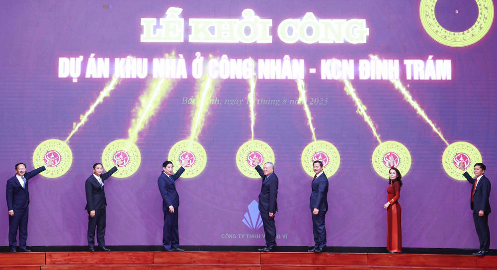 Các đại biểu nhấn nút khởi công dự án khu nhà ở công nhân, Khu công nghiệp Đình Trám.