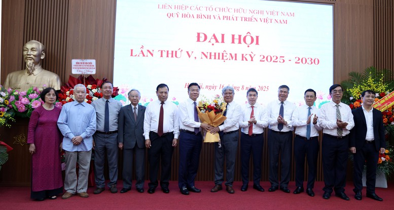 Phó Thủ tướng Lê Thành Long tặng hoa chúc mừng Ban Thường vụ Hội đồng - Ảnh: VGP/Đức Tuân Phó Thủ tướng Lê Thành Long tặng hoa chúc mừng Ban Thường vụ Hội đồng - Ảnh: VGP/Đức Tuân