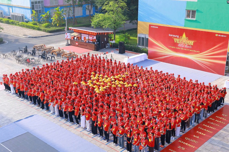 Nhân viên Samsung tự hào trong áo đỏ sao vàng "Cùng Việt Nam tiến bước"