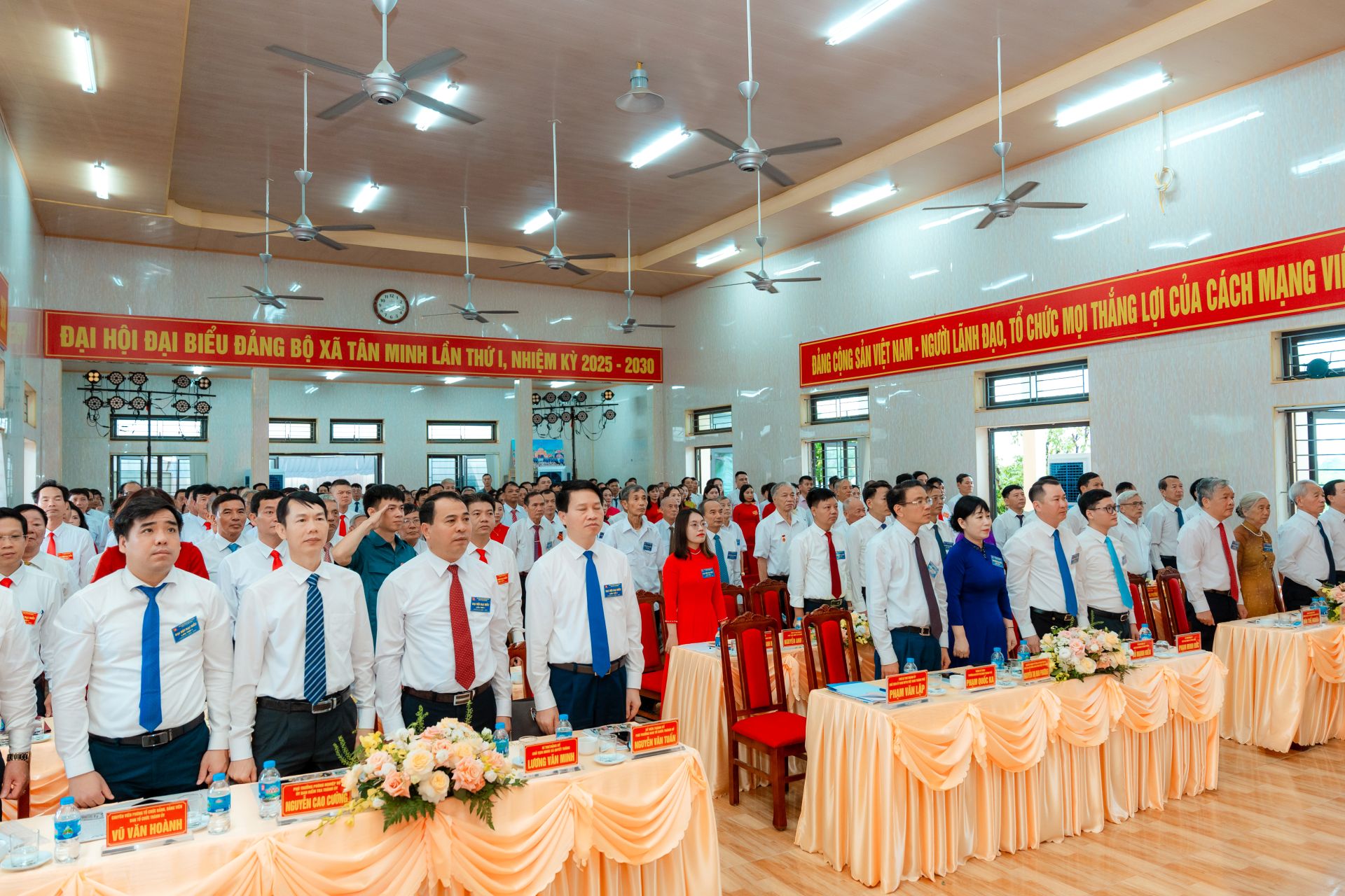 Đại biểu thực hiện nghi lễ chào cờ. Đại biểu thực hiện nghi lễ chào cờ.