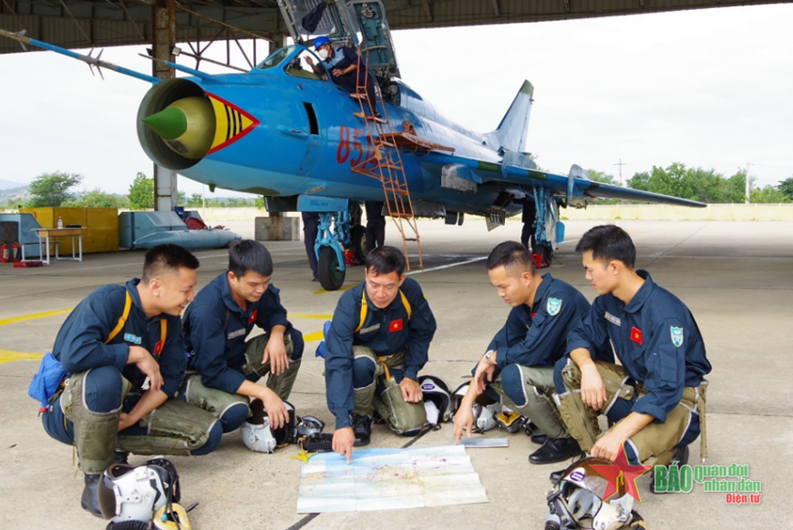 Phi công Trung đoàn 937, Sư đoàn 370 (Quân chủng Phòng không-Không quân) giảng bình sau chuyến bay huấn luyện. Ảnh: CÔNG GIANG