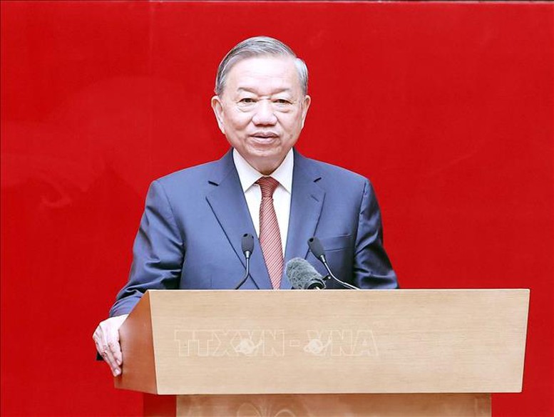 Tổng Bí thư Tô Lâm bày tỏ xúc động khi được gặp các tướng lĩnh, sĩ quan cấp cao, các Anh hùng Lực lượng vũ trang nhân dân, những người đã và đang góp phần viết nên những trang sử hào hùng, oanh liệt của lực lượng Công an nhân dân Việt Nam - Ảnh: TTXVN