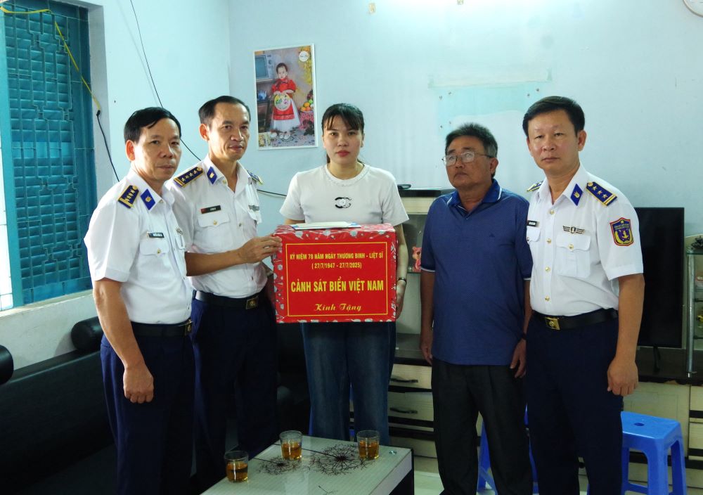 Thăm tặng quà gia đình liệt sỹ Đỗ Tùng Linh