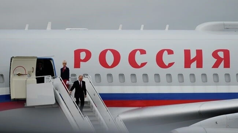 Tổng thống Nga Vladimia bước xuống từ máy bay. Ảnh: AP/Julia Demaree Nikhinson