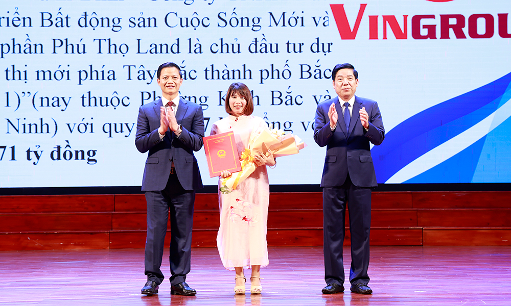 Bí thư Tỉnh ủy Nguyễn Văn Gấu và Chủ tịch UBND tỉnh Vương Quốc Tuấn trao Quyết định lựa chọn nhà đầu tư cho doanh nghiệp thực hiện dự án khu đô thị trên địa bàn tỉnh.