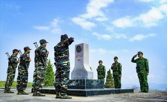 Bộ đội Biên phòng Việt Nam và lực lượng bảo vệ biên giới của Lào thực hiện nghi thức chào cột mốc trong buổi tuần tra song phương - Ảnh: Xuân Tư/TTXVN Bộ đội Biên phòng Việt Nam và lực lượng bảo vệ biên giới của Lào thực hiện nghi thức chào cột mốc trong buổi tuần tra song phương - Ảnh: Xuân Tư/TTXVN