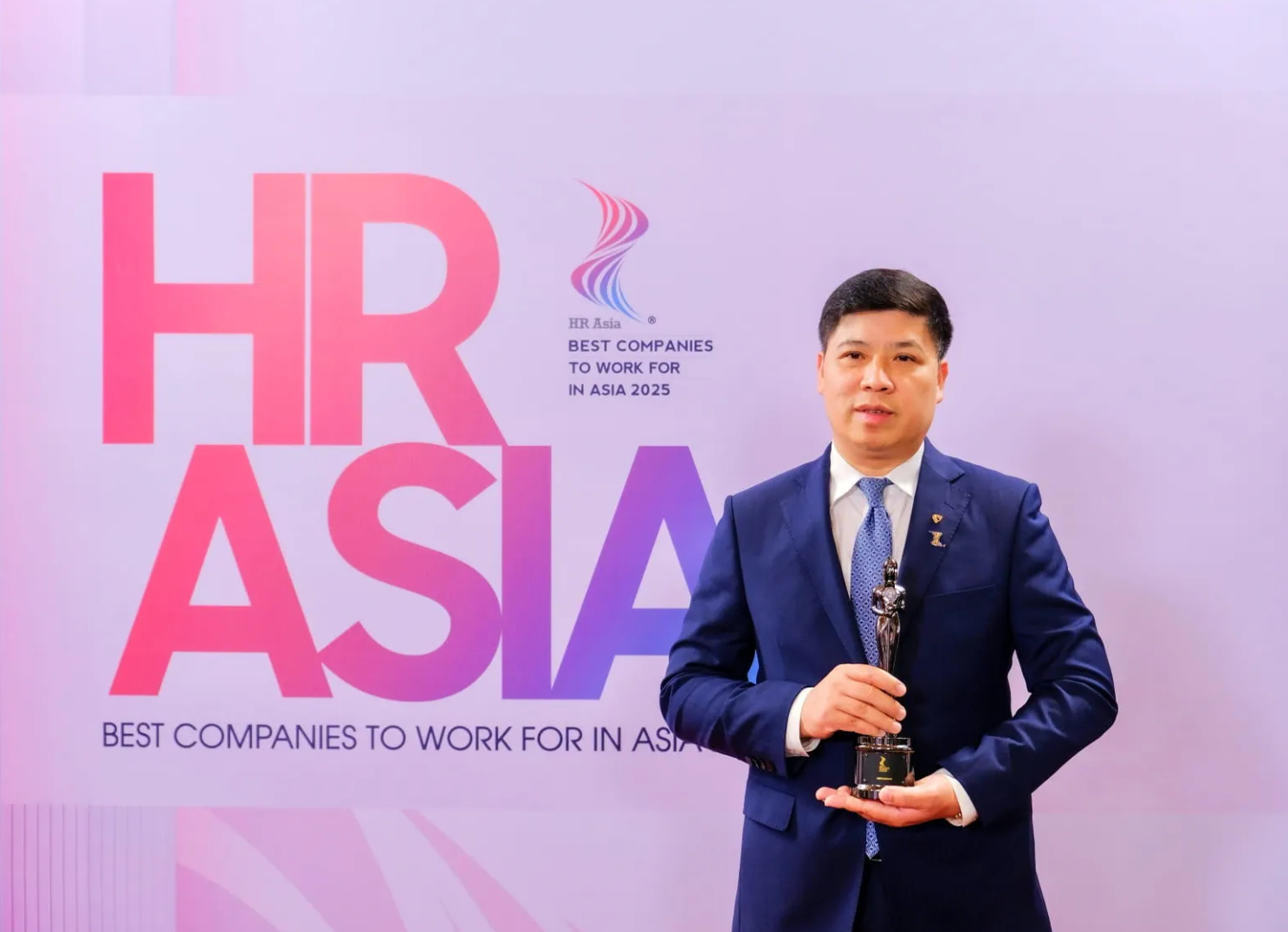 Ông Hồng Quang - Thành viên HĐQT kiêm Giám đốc Khối Nhân sự đại diện Vietcombank nhận cúp vàng 