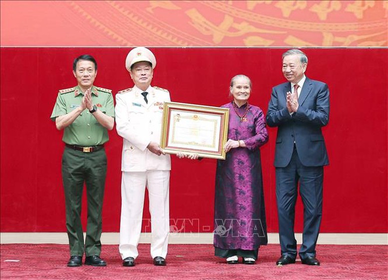 Tổng Bí thư Tô Lâm đã trao danh hiệu Anh hùng Lực lượng vũ trang nhân dân cho đại diện gia đình cố Bộ trưởng Bộ Công an Lê Minh Hương - Ảnh: TTXVN