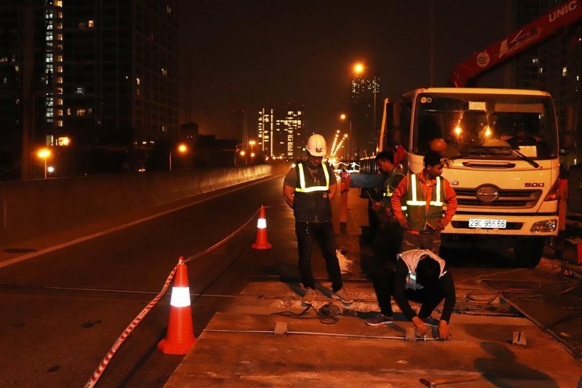 Công nhân rào chắn đường vành đai 3 để sửa chữa khe co giãn - Ảnh: H.C.