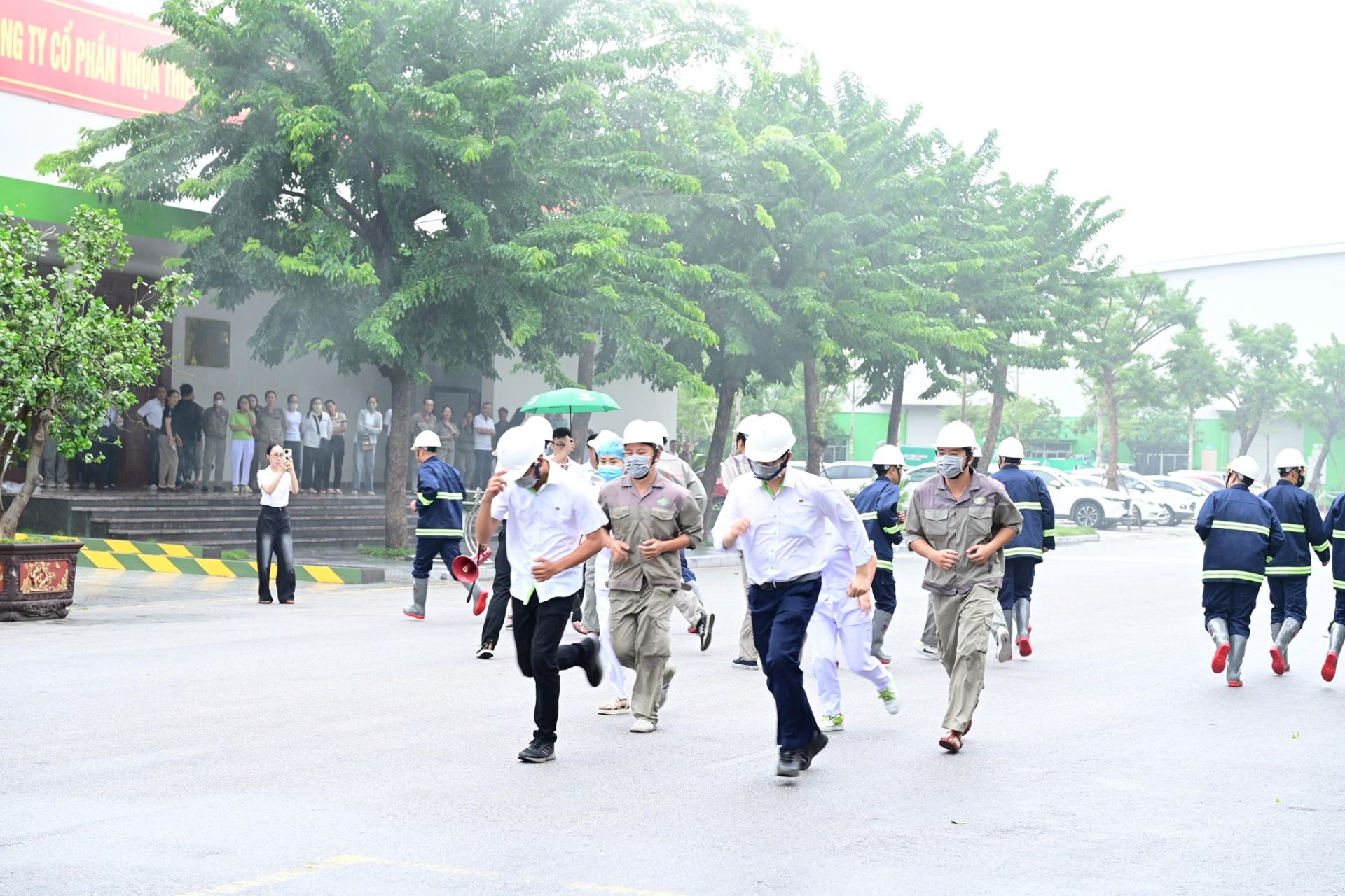 Phòng Cảnh sát PCCC và CNCH - CAHP, Công an phường Hưng Đạo và gần 500 công nhân viên Công ty cổ phần Nhựa Thiếu Niên Tiền Phong tham gia diễn tập