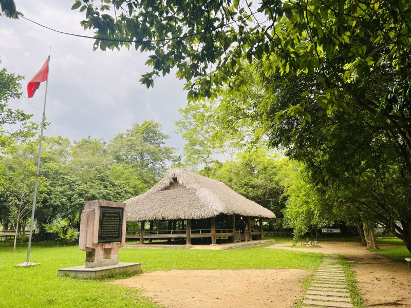 Do nằm trên mảnh đất có vị trí chiến lược về mặt quân sự, bốn bề là núi rừng bao bọc, đình Tân Trào đã được Bác Hồ và Trung ương Đảng chọn làm nơi tổ chức họp Quốc dân Đại hội trong hai ngày 16 và 17/ 8/1945. Tại đây, Đại hội đã tán thành chủ trương tiến hành Tổng khởi nghĩa của Đảng; thông qua 10 chính sách lớn của Việt Minh; quy định quốc kỳ của Việt Nam là lá cờ đỏ sao vàng, quốc ca là bài Tiến quân ca và cử ra Uỷ ban Dân tộc Giải phóng Việt Nam tức Chính phủ lâm thời do Hồ Chí Minh làm Chủ tịch. Dưới mái đình này, sáng ngày 17/8/1945, thay mặt Uỷ ban Dân tộc giải phóng Việt Nam, Chủ tịch Hồ Chí Minh đã đọc lời tuyên thệ trong lễ ra mắt Quốc dân. Do nằm trên mảnh đất có vị trí chiến lược về mặt quân sự, bốn bề là núi rừng bao bọc, đình Tân Trào đã được Bác Hồ và Trung ương Đảng chọn làm nơi tổ chức họp Quốc dân Đại hội trong hai ngày 16 và 17/ 8/1945. Tại đây, Đại hội đã tán thành chủ trương tiến hành Tổng khởi nghĩa của Đảng; thông qua 10 chính sách lớn của Việt Minh; quy định quốc kỳ của Việt Nam là lá cờ đỏ sao vàng, quốc ca là bài Tiến quân ca và cử ra Uỷ ban Dân tộc Giải phóng Việt Nam tức Chính phủ lâm thời do Hồ Chí Minh làm Chủ tịch. Dưới mái đình này, sáng ngày 17/8/1945, thay mặt Uỷ ban Dân tộc giải phóng Việt Nam, Chủ tịch Hồ Chí Minh đã đọc lời tuyên thệ trong lễ ra mắt Quốc dân.