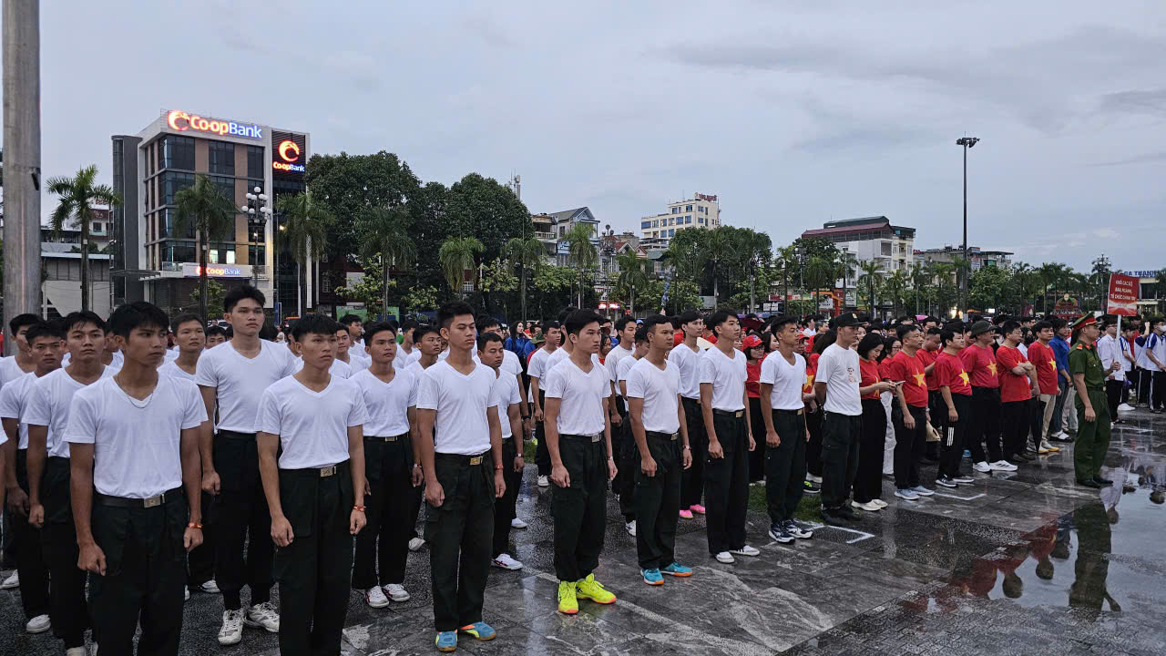 Hàng nghìn cán bộ, chiến sĩ, đoàn viên, thanh niên và nhân dân Thanh Hóa tham gia chương trình “Cùng Việt Nam tiến bước” tại Quảng trường Lam Sơn