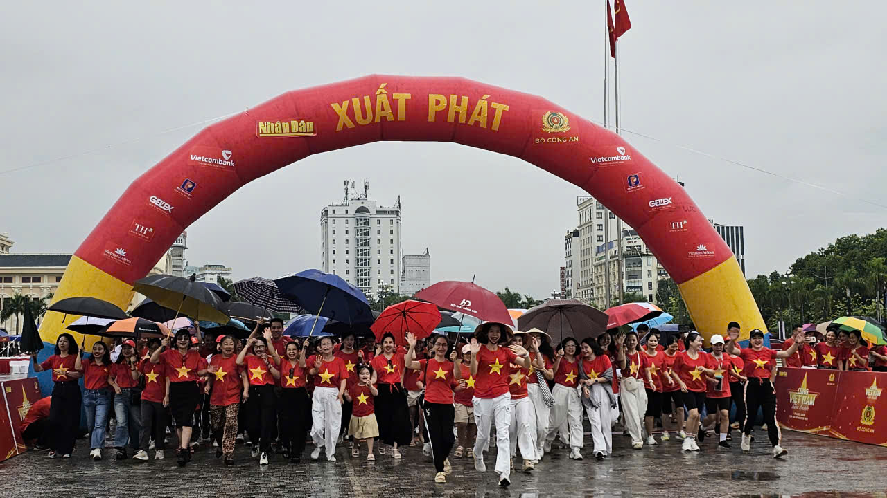 Hàng ngàn người tại Thanh Hóa đi bộ dưới mưa để hưởng ứng chương trình