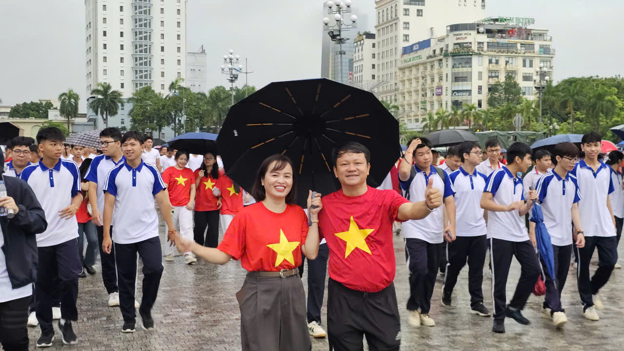 “Cùng Việt Nam tiến bước” chính là sự hội tụ, hòa nhịp của các thế hệ, tầng lớp nhân dân từ thành thị đến nông thôn, miền núi, vùng sâu, vùng xa