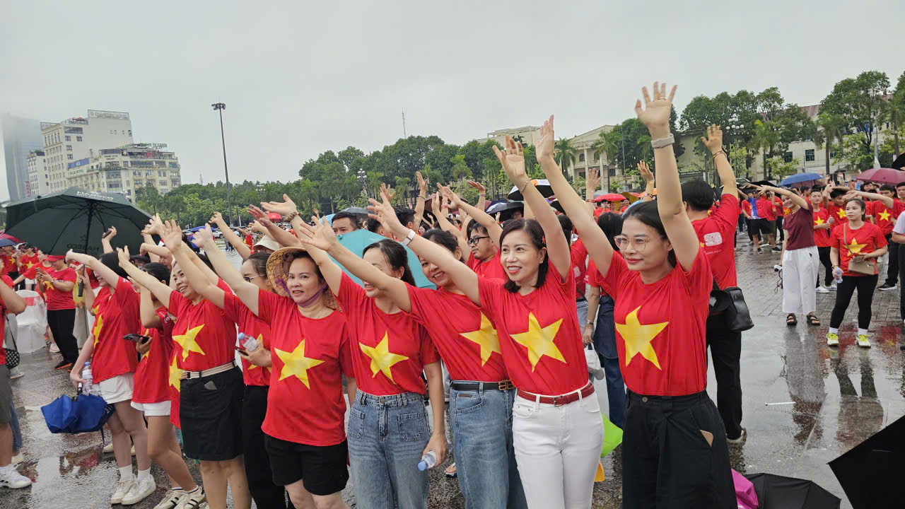 Hàng ngàn người tại Thanh Hóa đi bộ dưới mưa để hưởng ứng chương trình “Cùng Việt Nam tiến bước"