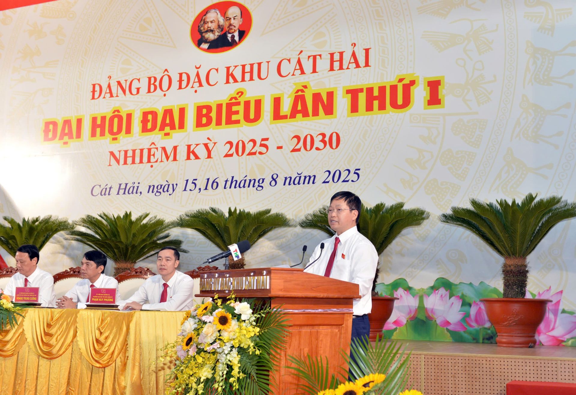 Đồng chí Trần Văn Phương, Bí thư Đảng ủy Đặc khu Cát Hải phát biểu khai mạc Đại hội.