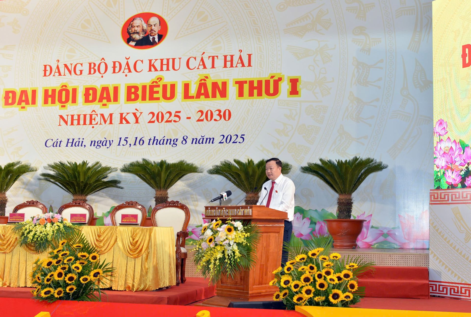 Đồng chí Phan Viết Điện, Phó Bí thư Đảng ủy - Chủ tịch UBND Đặc khu Cát Hải phát biểu tại Đại hội.