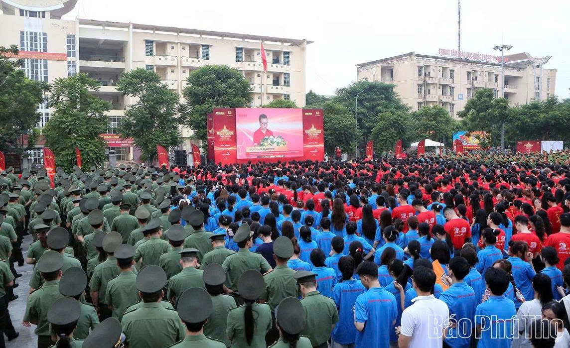 Toàn cảnh điểm cầu Phú Thọ đặt tại Trường Đại học Hùng Vương. Toàn cảnh điểm cầu Phú Thọ đặt tại Trường Đại học Hùng Vương.