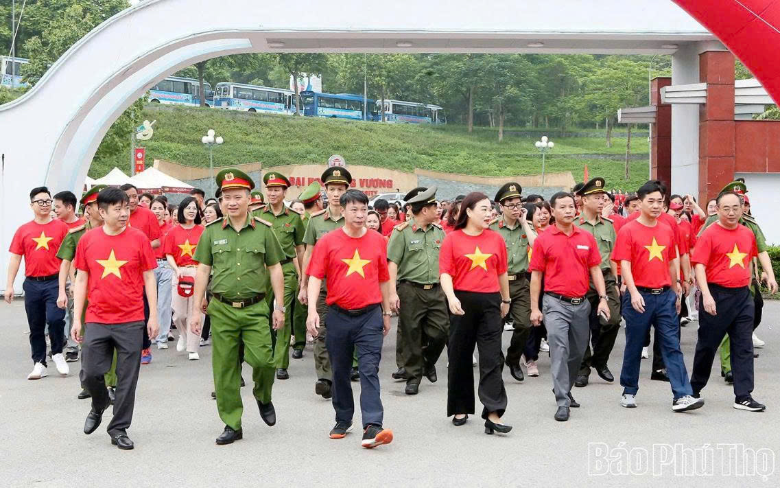 Người dân Phú Thọ sôi nổi tham gia sự kiện “Cùng Việt Nam tiến bước”