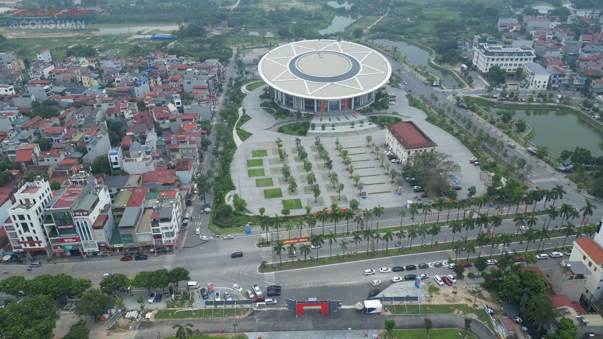 Trụ sở xã Đông Anh mới nằm trên đường Cao Lỗ, nổi bật với quy mô đồ sộ và kiến trúc hiện đại, tọa lạc giữa khu vực đang phát triển nhộn nhịp. Bên canh trụ sở xã Đông Anh là loạt công trình với quy mô lớn, thiết kế hiện đại phục vụ nhu cầu đời sống văn hoá, thể thao cho người dân sinh sống trên địa bàn xã Đông Anh và các xã lân cận.