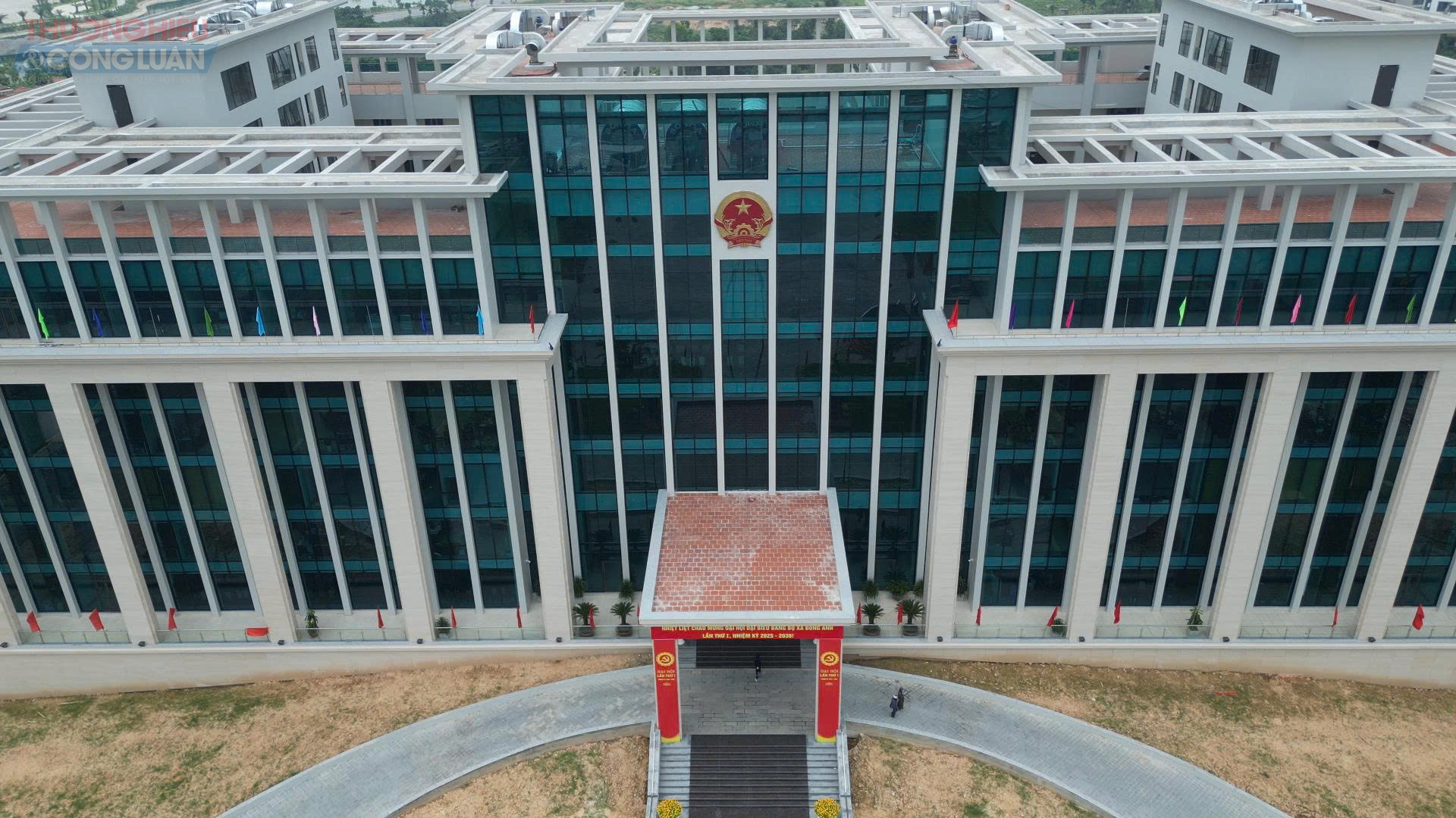 Toàn bộ mặt ngoài được bao phủ bởi hệ thống kính lớn và các cột trụ thẳng đứng.