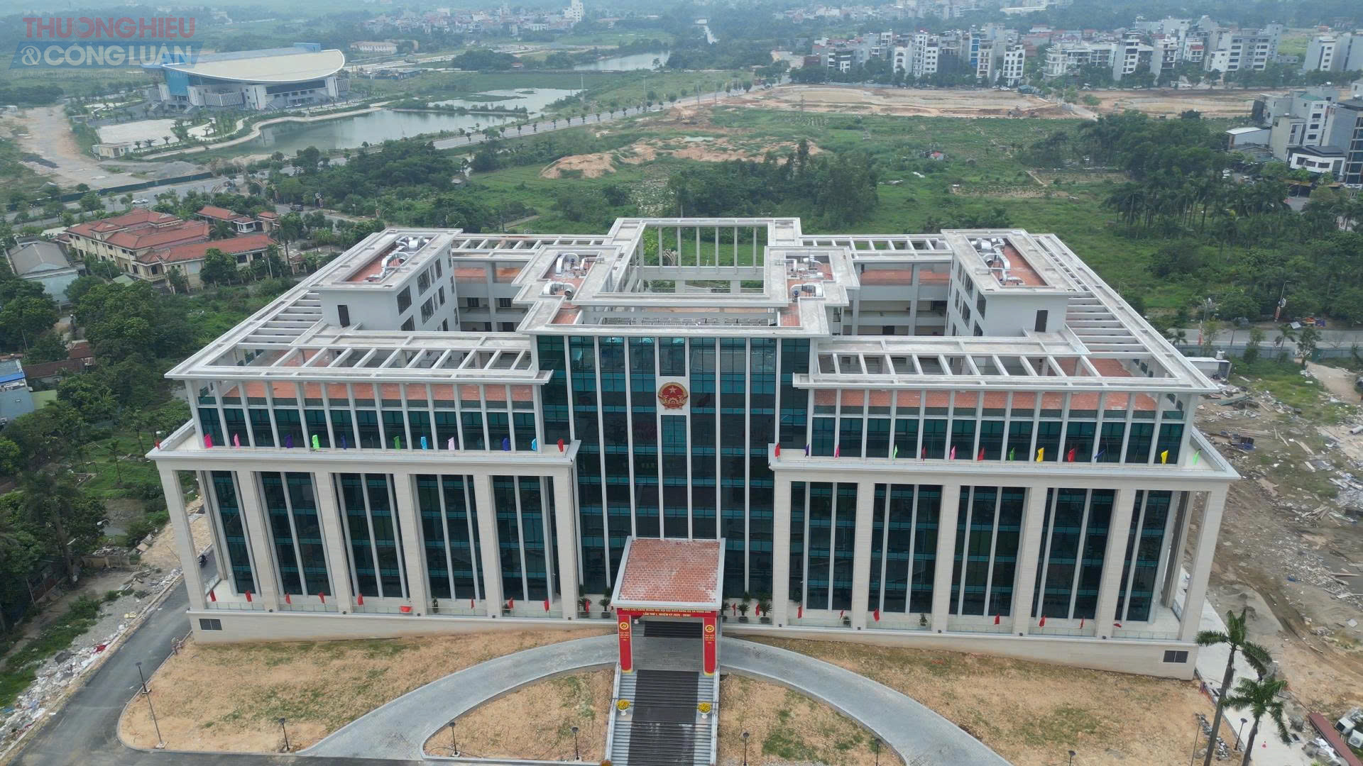 Xã Đông Anh được thành lập từ ngày 1/7 sau khi thực hiện sắp xếp đơn vị hành chính cấp xã, trên cơ sở sáp nhập toàn bộ diện tích và dân số các xã: Cổ Loa, Đông Hội, Mai Lâm; phần lớn diện tích, dân số các xã: Uy Nỗ, Việt Hùng, Dục Tú, Xuân Canh, thị trấn Đông Anh; cùng một phần diện tích của các xã: Vĩnh Ngọc, Tiên Dương, Liên Hà, Tàm Xá (đều thuộc huyện Đông Anh cũ).