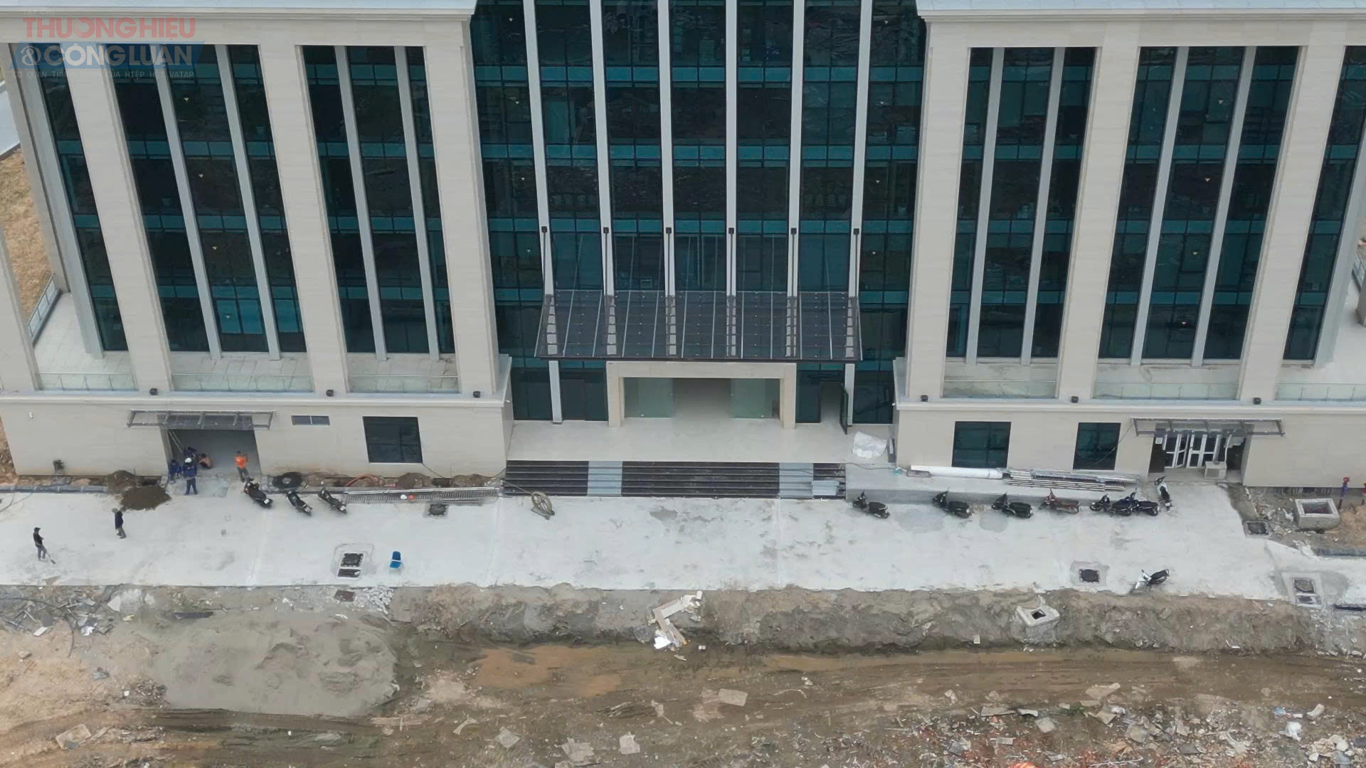 Theo quan sát, hiện nay các hạng mục xây dựng chính cơ bản đã hoàn thành. Khuôn viên xung quanh đang được gấp rút thi công các hạng mục phụ trợ như đường nội bộ, bãi đỗ xe...