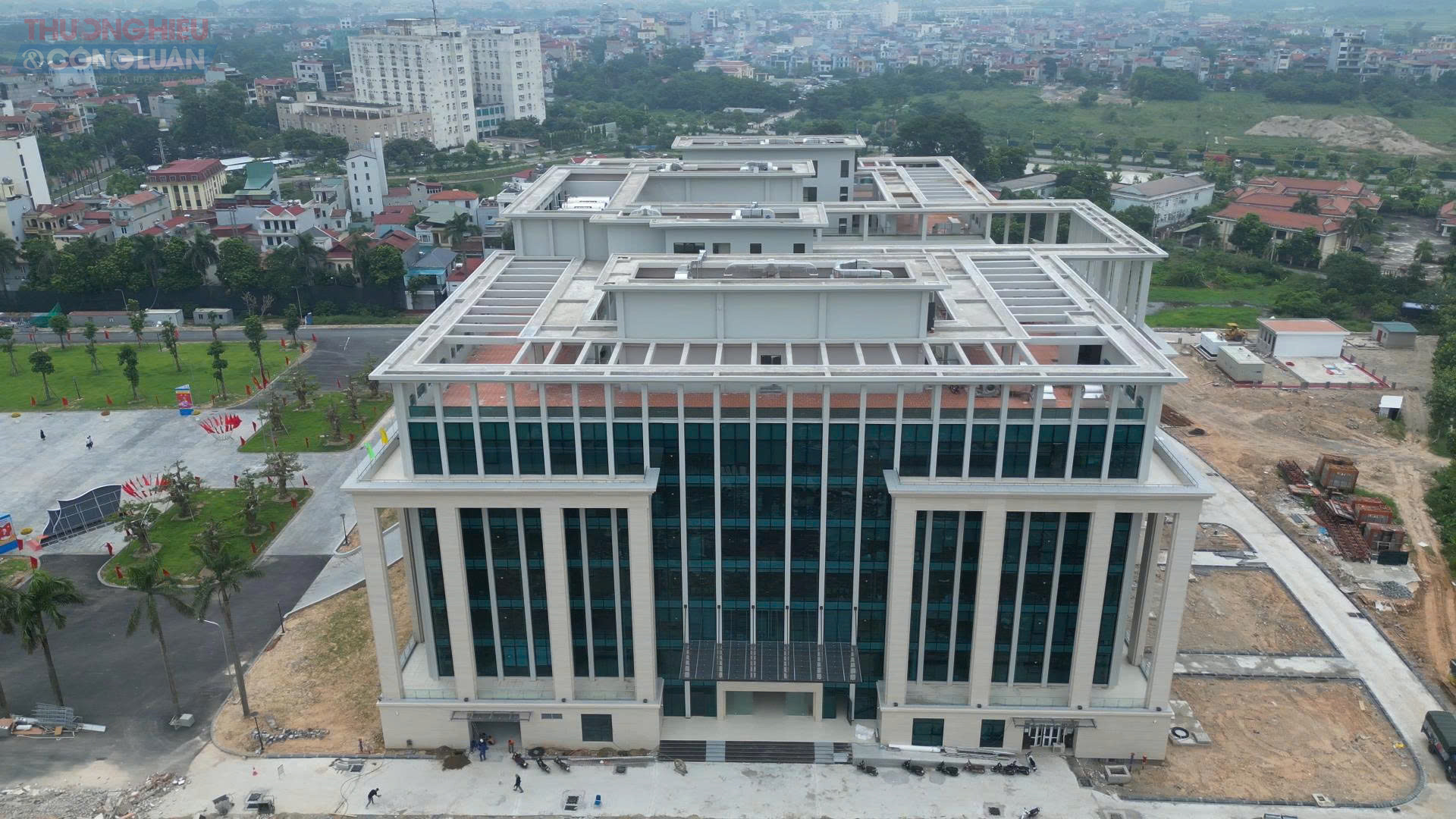 Bên trái khối nhà chính là khối nhà tiếp nhận hồ sơ và trả kết quả, được cải tạo từ trụ sở Huyện ủy cũ. Ngoài ra, Trung tâm phục vụ hành chính công TP. Hà Nội - Chi nhánh số 8 cũng đang được lắp đặt thiết bị tại đây, hứa hẹn mang đến sự thuận tiện tối đa cho người dân và doanh nghiệp.