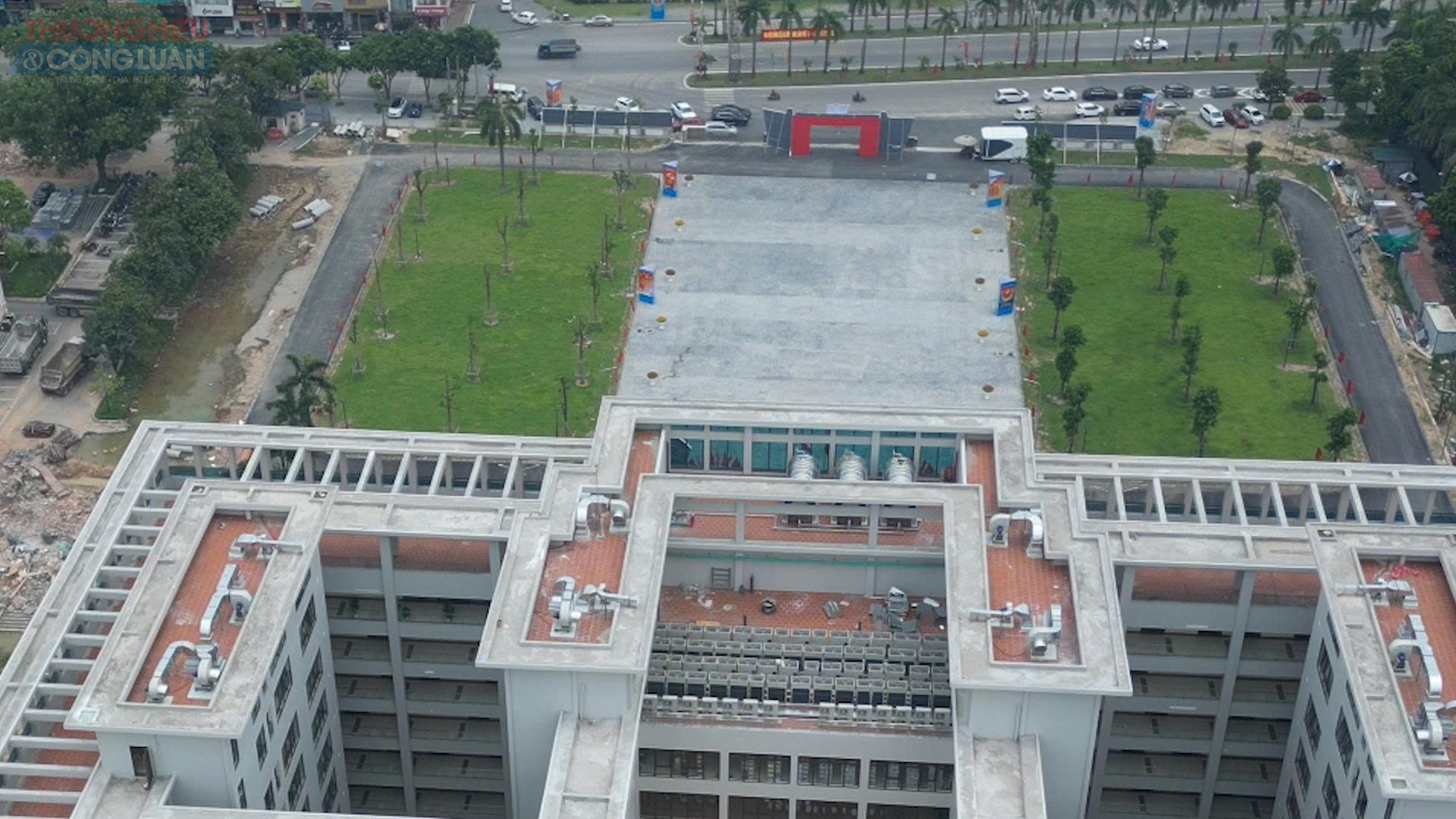 Phía trước mặt 2 khối nhà là khu đất quảng trường cây xanh, đất cây xanh, không gian mở rộng rãi khang trang ,phù hợp với yêu cầu sử dụng và kết nối mạng lưới giao thông khu vực.
